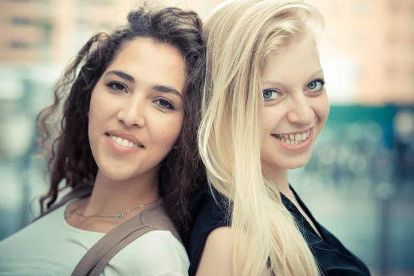 Mulheres elegantes bonitas — Fotografia de Stock