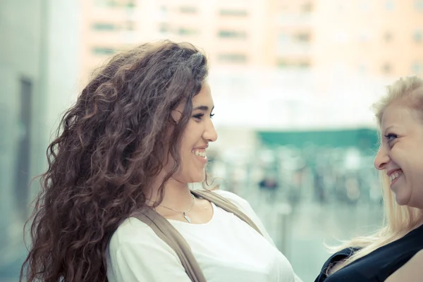 Stylische junge Frauen — Stockfoto