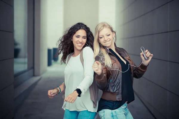 Jonge vrouwen in de stad — Stockfoto