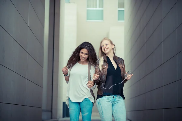 Jonge vrouwen in de stad — Stockfoto