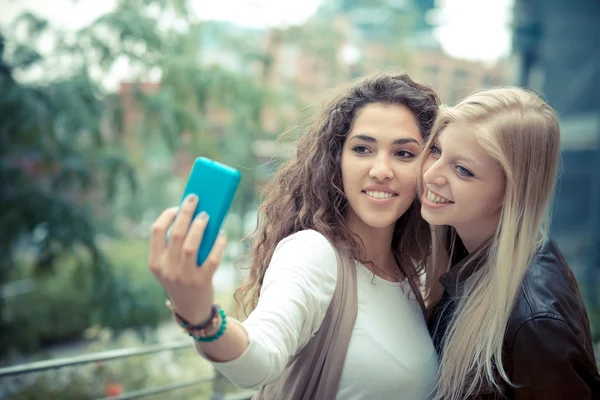 Les jeunes femmes élégantes selfie — Photo