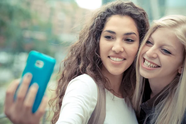 Stijlvolle jonge vrouwen selfie — Stockfoto