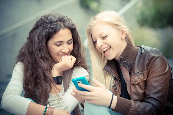 Vrouwen met behulp van slimme telefoon — Stockfoto