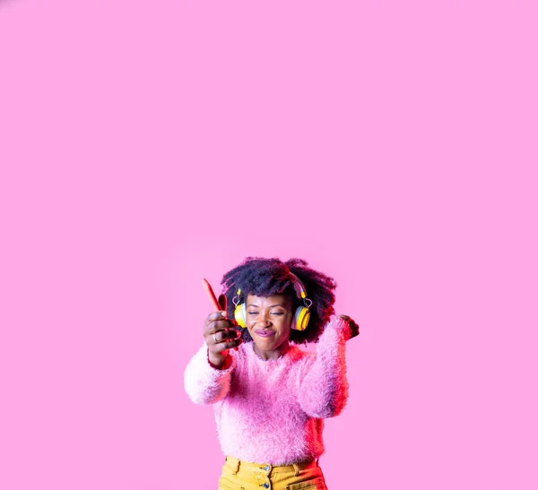 Jonge Zwarte Vrouw Luisteren Muziek Dansen Holding Smartphone Het Dragen — Stockfoto