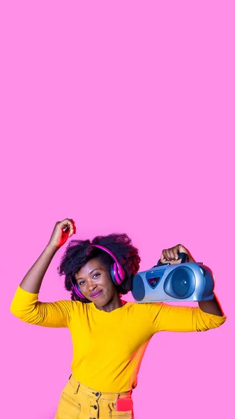 若い黒人女性リスニング音楽ダンス保持ヴィンテージBoomboxと身に着けています無線ヘッドフォンで16 9垂直コピースペースバナー — ストック写真