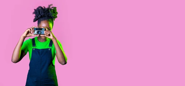 Молодая Черная Женщина Изолированный Розовый Фон Фотографировать Помощью Винтажной Камеры — стоковое фото