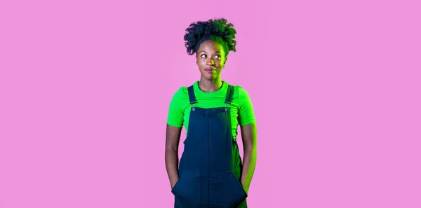 若いです黒女性隔離されたピンクの背景探し脇好奇心と興味津々笑顔上のクリップ広告コピースペースバナー — ストック写真