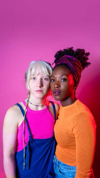 Twee Jonge Diverse Multiculturele Blanke Zwarte Vrouwen Beste Vrienden Vormen — Stockfoto