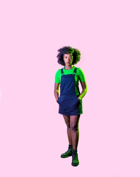 Zelfverzekerde Zwart Haar Jonge Vrouw Poseren Geïsoleerde Achtergrond Zoek Camera — Stockfoto