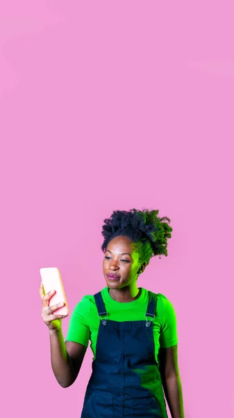 若いです黒女性開催スマートフォン取ります自画自画自習ウェブとともに5Gインターネット隔離された背景 — ストック写真