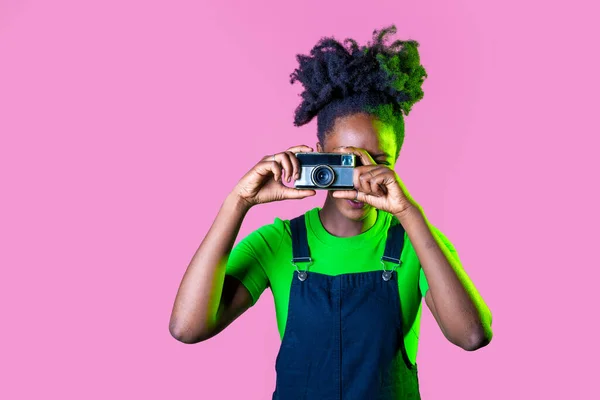 Genç Siyahi Kadın Klasik Kamera Kullanarak Fotoğraf Çeken Pembe Arkaplanı — Stok fotoğraf