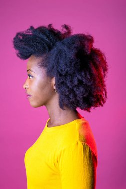 Stüdyo portresi genç siyahi kadın pozitif ve derin düşüncelere dalmış izole edilmiş arka plan.