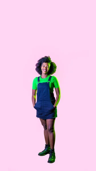 Zelfverzekerd Zwart Haar Jonge Vrouw Poseren Reclame Copyspace Achtergrond Zoek — Stockfoto