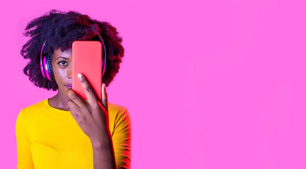 Jonge Zwarte Vrouw Bedekken Haar Gezicht Met Smartphone Het Dragen — Stockfoto