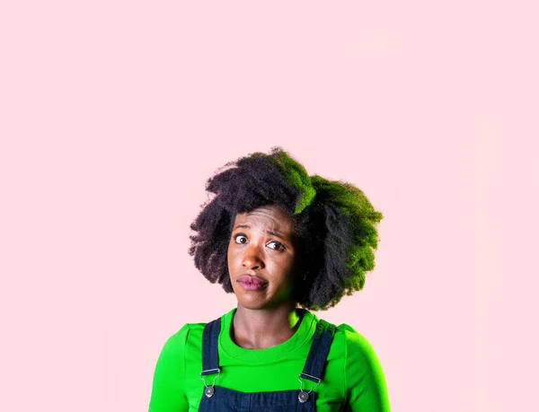 肖像若い黒人女性が複雑で混乱した孤立した広告コピースペースの背景を見て — ストック写真