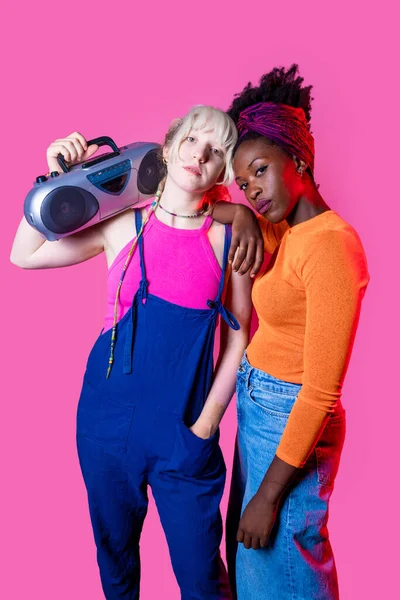 Twee Jonge Diverse Vrouwen Houden Boombox Poseren Geïsoleerd Vertrouwen — Stockfoto