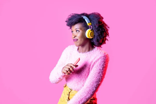 Jonge Zwarte Vrouw Geïsoleerd Dansen Luisteren Muziek Met Draadloze Hoofdtelefoon — Stockfoto