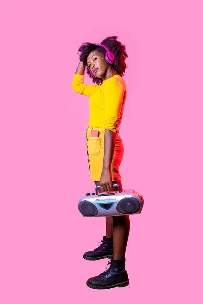 Jong Zwart Vrouw Poseren Geïsoleerde Achtergrond Zelfverzekerde Holding Vintage Boombox — Stockfoto
