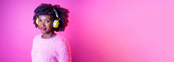 音楽を聴いている若い黒人女性の肖像 ワイヤレスヘッドフォン笑顔幸せと穏やかな広告コピースペースの背景 — ストック写真