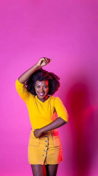 Jong Krullend Haar Zwart Vrouw Dansen Lachend Lachen Hebben Plezier — Stockfoto