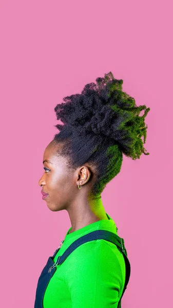 プロフィールポートレート若い黒の女性見る上の正と熟考の白昼夢孤立した広告コピースペース背景 — ストック写真