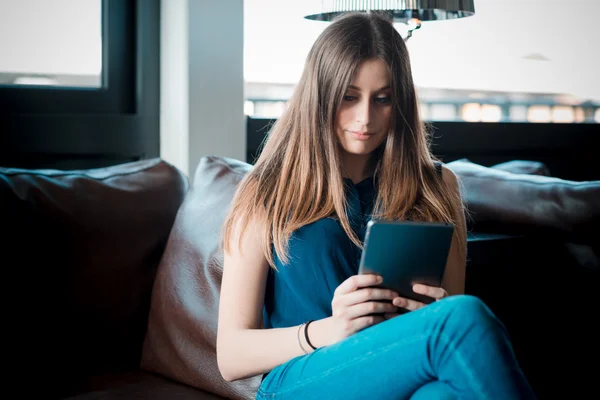 Jonge mooie hipster vrouw — Stockfoto