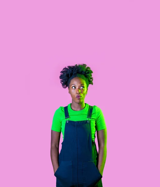 好奇心と興味のある考えを見上げポーズ若い黒人女性新しいアイデア孤立した広告コピースペースの背景 — ストック写真
