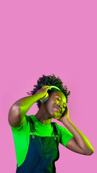 Jong Krullend Haar Zwart Vrouw Geïsoleerd Dansen Luisteren Muziek Met — Stockfoto