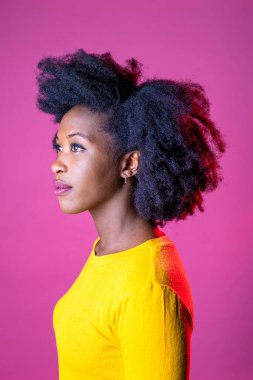 Stüdyo portresi genç siyahi kadın pozitif ve derin düşüncelere dalmış izole edilmiş arka plan.