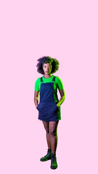Zelfverzekerde Zwart Haar Jonge Vrouw Poseren Geïsoleerde Achtergrond Zoek Camera — Stockfoto