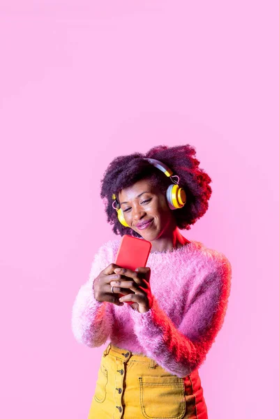 Jong Zwart Vrouw Holding Smartphone Het Nemen Van Selfie Delen — Stockfoto