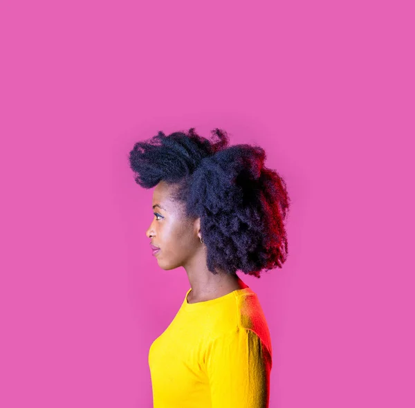 スタジオの肖像若い黒人女性は肯定的かつ熟考的な空想孤立した広告コピースペースの背景を見下ろす — ストック写真