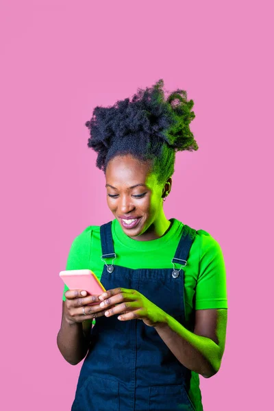 スマートフォンを保持している若い黒人女性サーフィンインターネット取引暗号通貨隔離された背景 — ストック写真