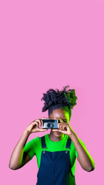 Молодая Черная Женщина Изолированный Розовый Фон Фотографировать Помощью Винтажной Камеры — стоковое фото