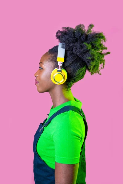 Estudio Retrato Joven Mujer Negra Mirando Por Encima Escuchar Música — Foto de Stock