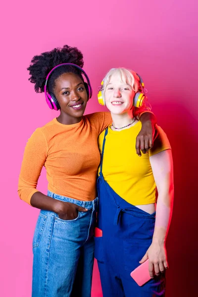 Due Giovani Donne Multiculturali Diverse Migliori Amici Posa Sfondo Isolato — Foto Stock