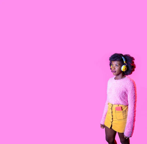 Jong Zwart Vrouw Kijken Luisteren Muziek Draadloos Hoofdtelefoon Overwegen Serene — Stockfoto