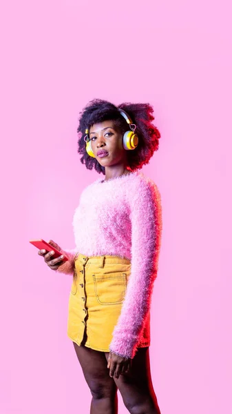 Jonge Zwarte Zelfverzekerde Vrouw Luisteren Streaming Playlist Muziek Draadloze Hoofdtelefoon — Stockfoto
