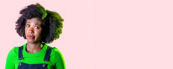 Portret Jonge Zwarte Vrouw Zoek Verbijsterd Verward Geïsoleerde Reclame Copyspace — Stockfoto