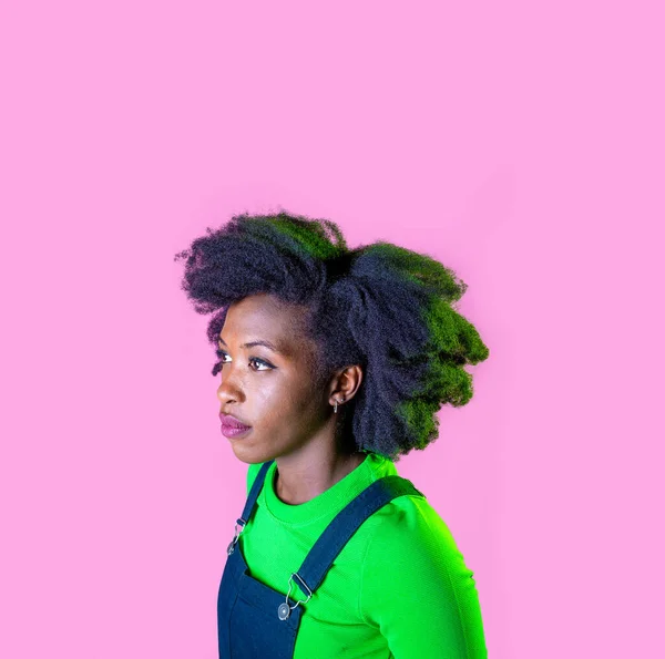 スタジオの肖像若い黒人女性は肯定的かつ瞑想的な空想孤立した広告のコピースペースの背景を見下ろす — ストック写真