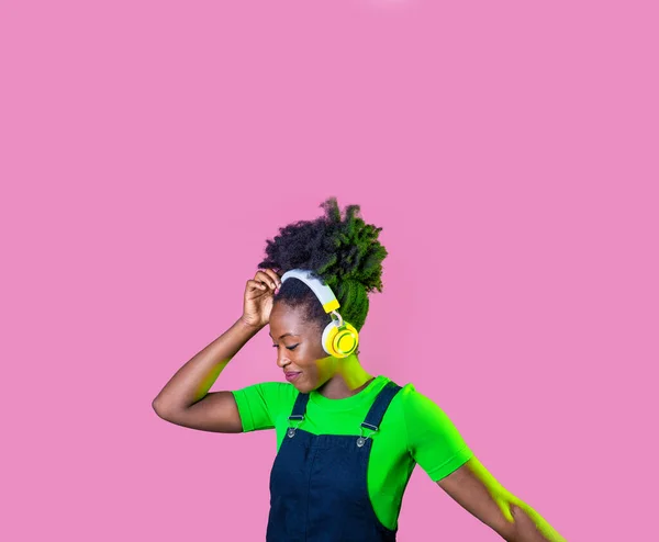 Jonge Krullend Haar Zwarte Vrouw Geïsoleerd Dansen Luisteren Muziek Met — Stockfoto