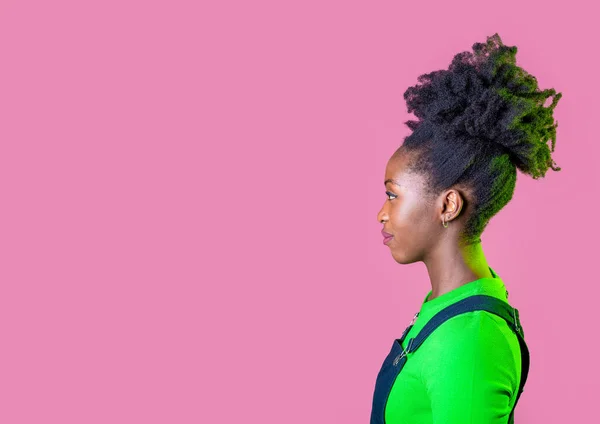 Profil Portret Młody Czarny Kobieta Patrząc Pozytywne Kontemplacyjne Marzenie Odizolowane — Zdjęcie stockowe