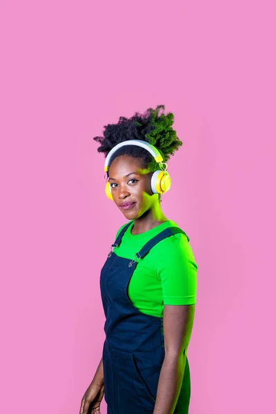 Portret Jonge Zwarte Vrouw Kijken Luisteren Muziek Draadloze Hoofdtelefoon Glimlachen — Stockfoto