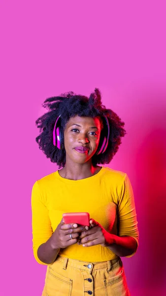 Νεαρή Μαύρη Γυναίκα Ακούει Streaming Playlist Μουσική Ασύρματα Ακουστικά Κρατώντας — Φωτογραφία Αρχείου