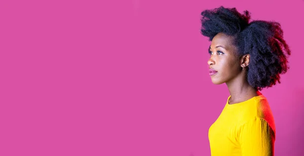 スタジオの肖像若い黒人女性は肯定的かつ瞑想的な空想孤立した広告のコピースペースの背景を見下ろす — ストック写真