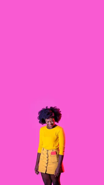 スタジオポートレート若いです黒の女性笑顔積極的な笑い内気な孤立した広告コピースペース背景 — ストック写真
