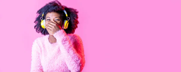 Jong Zwart Gelukkig Vrouw Lachen Luisteren Muziek Dragen Draadloos Koptelefoon — Stockfoto