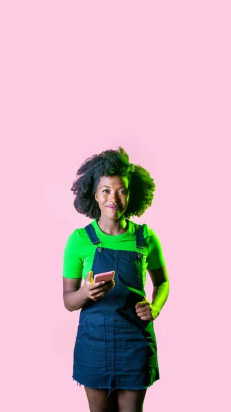 Jonge Zwarte Vrouw Met Behulp Van Smartphone Surfen Internet Handel — Stockfoto