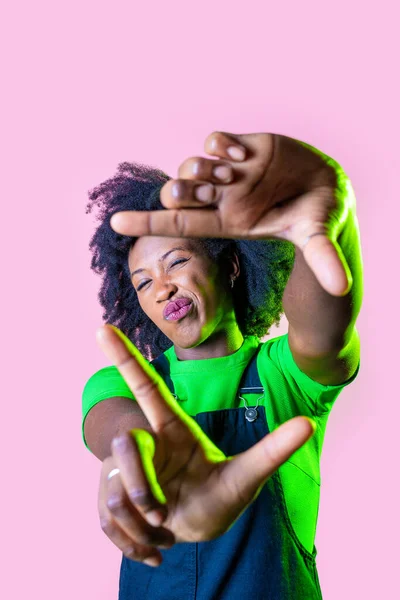 Νεαρή Μαύρη Γυναίκα Κάνει Καρέ Δάχτυλα Απομονωμένο Φόντο Χαμογελώντας Διασκεδάζοντας — Φωτογραφία Αρχείου