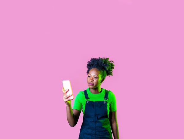 Νεαρή Μαύρη Γυναίκα Κρατώντας Smartphone Λήψη Selfie Περιήγηση Web Internet — Φωτογραφία Αρχείου